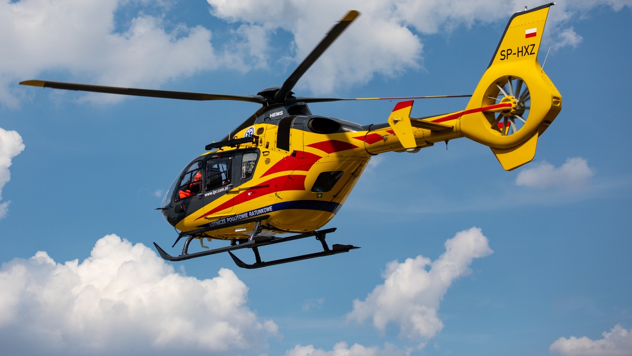 Bus dachował w Lubuskiem. Są ranni, na miejscu lądował śmigłowiec LPR