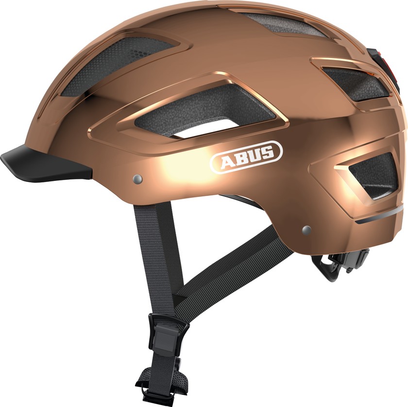 En roller, prudence et protection sont de mise car une chute sur l’asphalte peut causer de sérieux dégâts. Casque «Hyban 2.0», couleur «chrome rosé» d’Abus, CHF 129.