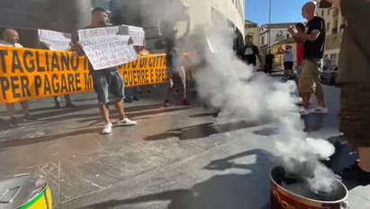 Bedurvultak: az utcán égetik el a  magas rezsiszámlákat az emberek Olaszországban – videó