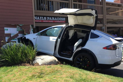 Tesla rozbita z winy kierowcy? "Autopilot nie włączył się sam"