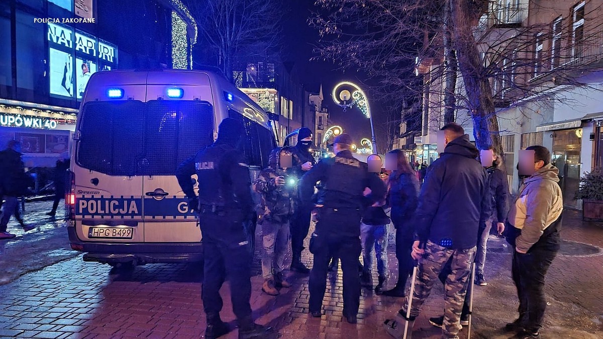 Zakopane. W sylwestra imprezowicze uderzyli policjanta butelką. Grozi im do 5 lat