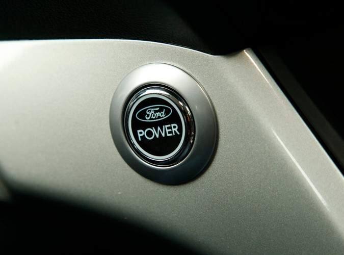 Z czym wam się kojarzą kompaktowe minivany, bo nam z nadmuchanymi autami segmentu C, które są mniej poręczne w mieście i wolniejsze na zakrętach. Po przejażdżce najnowszym fordem c-max diametralnie zmieniamy naszą opinię...