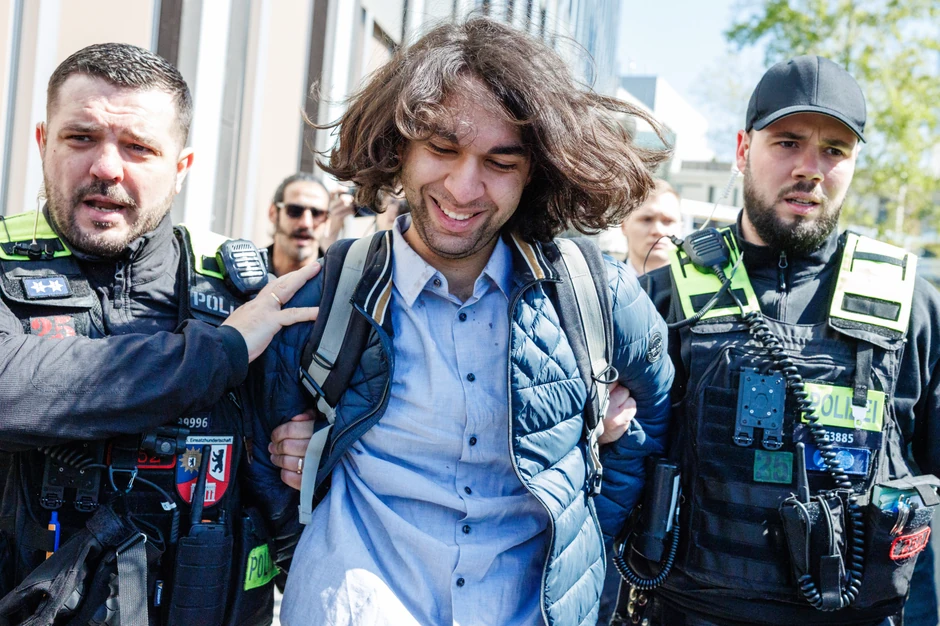 Priveden muškarac koji je isprskao Rezu Pahlavija sosom od paradajza