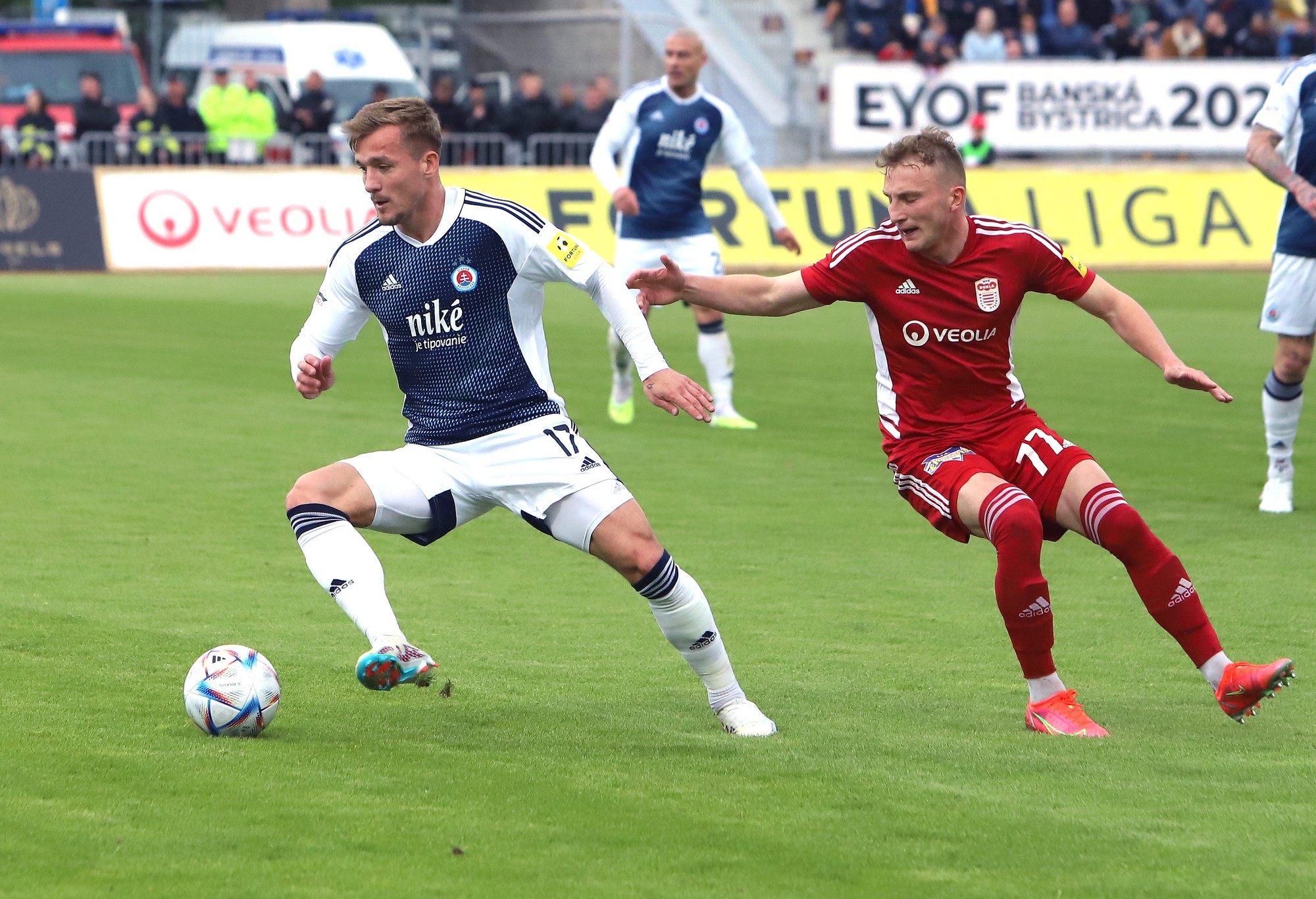 Zľava Jurij Medveděv (Slovan) a Adrián Kačerík (Banská Bystrica).