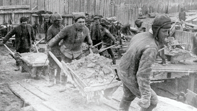 Więźniowie przy pracy w stalinowskim lagrze, 24 maja 1932 r.