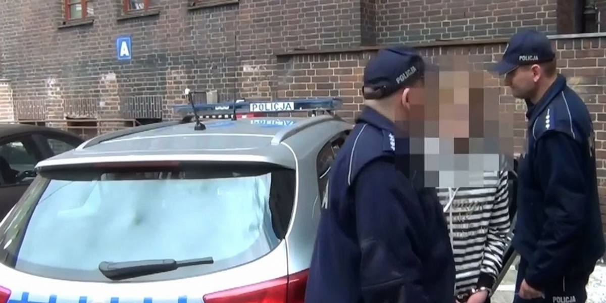 Rozbierająca się oszustka w rękach policji