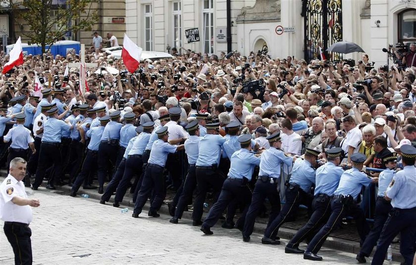 Krzyż zostaje przed Pałacem Prezydenckim. Relacja na żywo!