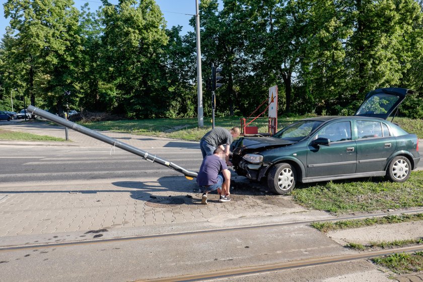 24-latek wjechał oplem astrą w sygnalizator na al. Unii Lubelskiej w Łodzi