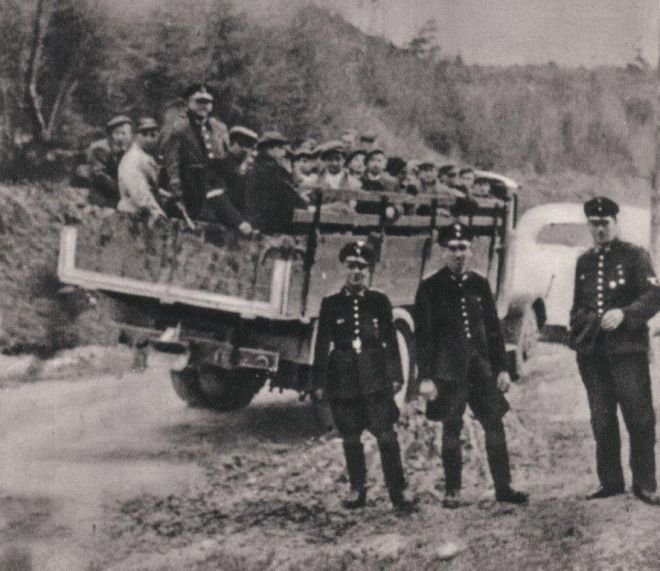 Praca przymusowa, polscy rolnicy pochwyceni przez policję niemiecką, Polska 1941.