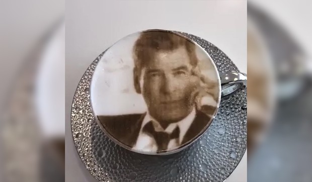 Pirs Brosnan kapucino