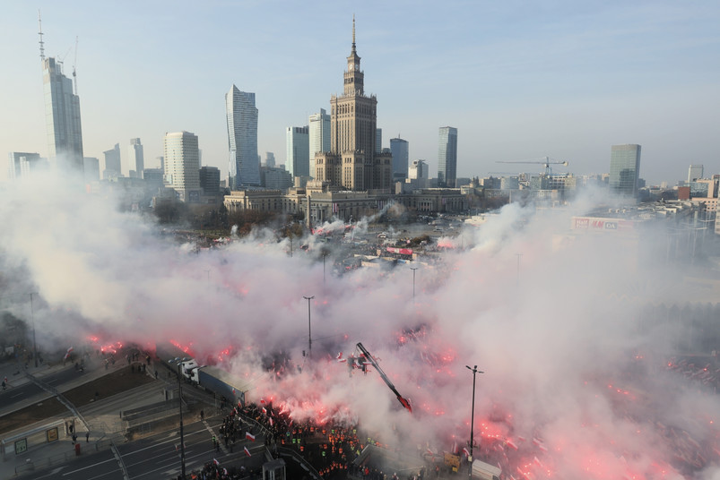 Uczestnicy Marszu Niepodległości na Rondzie Dmowskiego