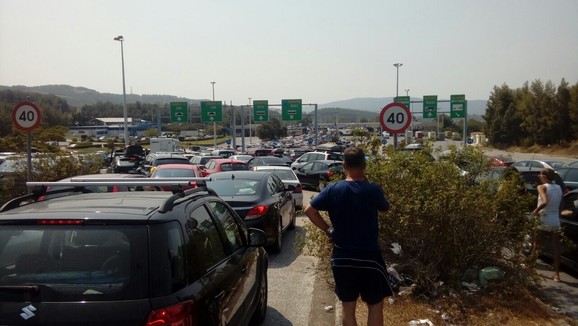 I na prelazu Evzoni vikendom je najveća gužva