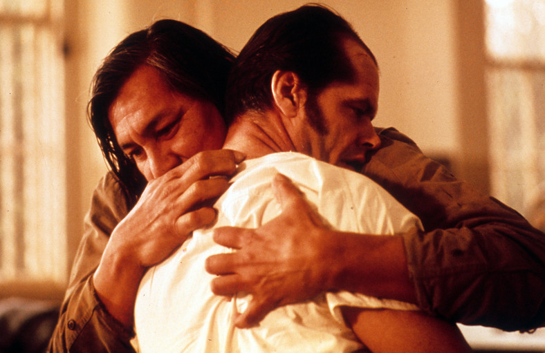 Will Sampson i Jack Nicholson w filmie "Lot nad kukułczym gniazdem"