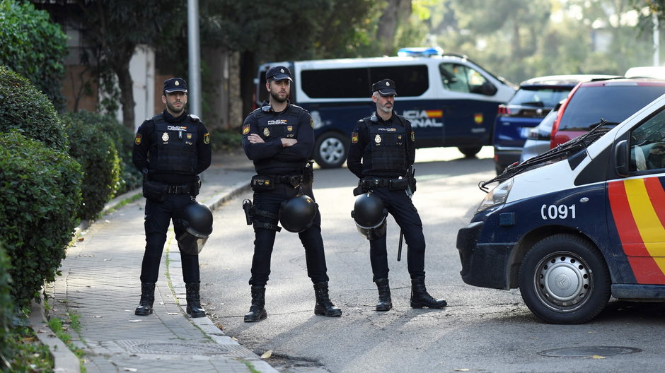 Policja blokuje ulicę po wybuchu bomby przysłanej w liście do ambasady Ukrainy w Madrycie, 30 listopada 2022 r.