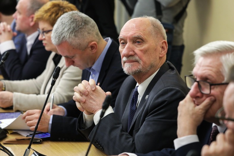 Antoni Macierewicz podczas posiedzenia komisji smoleńskiej