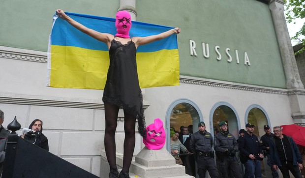 Aktivistkinje Pusi Rajota i Femen protestovale su protiv prisustva Rusije ispred ruskog paviljona, na Bijenalu umetnosti u Veneciji