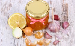 Miód, cebula, czosnek... Domowe sposoby na katar