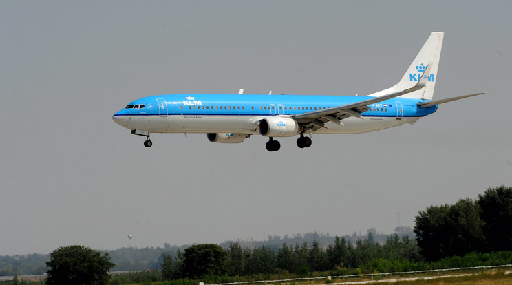 A holland KLM légitársaság Boeing 737-900-as repülőgépe leszálláshoz készülődik Budapesten, a Liszt Ferenc Nemzetközi Repülőtéren 2012. szeptember 3-án / Fotó: MTI/Földi Imre