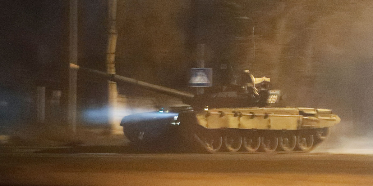Nocą pierwsze kolumny rosyjskich czołgów wjechały na teren Ukrainy.