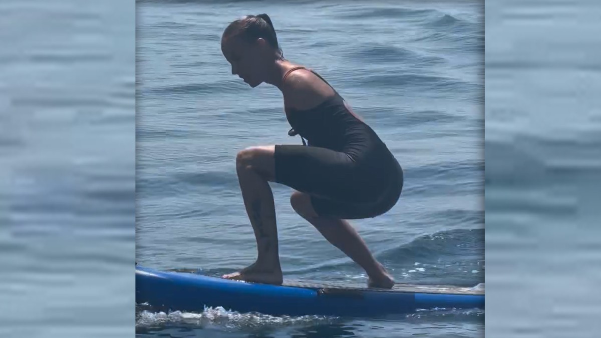 Devojka sa krilima uči da surfuje