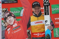 Anze Lanisek na podium w Planicy trzymał... zdjęcie Dawida Kubackiego