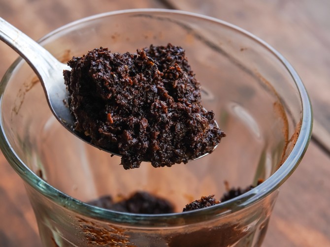 Zašto sve više ljudi meša talog od kafe i jabukovo sirće