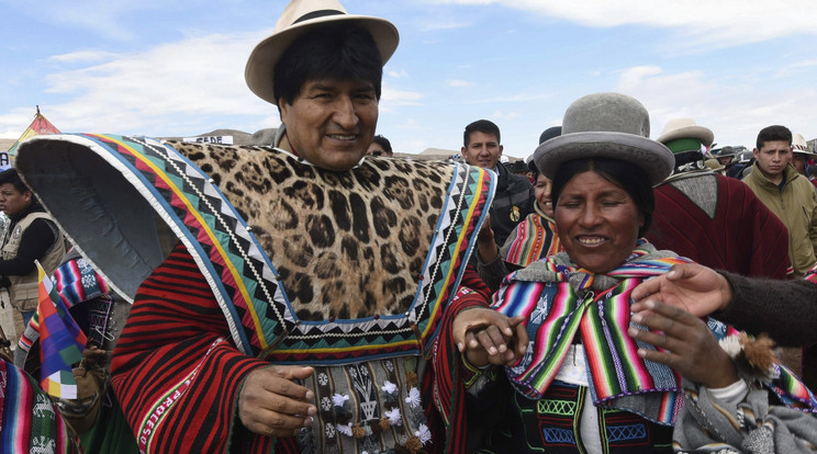Evo Morales bolíviai elnök is részt vett az Aymara népcsoport tagjai által bemutatott esőváró szertartáson /Fotó: MTI
