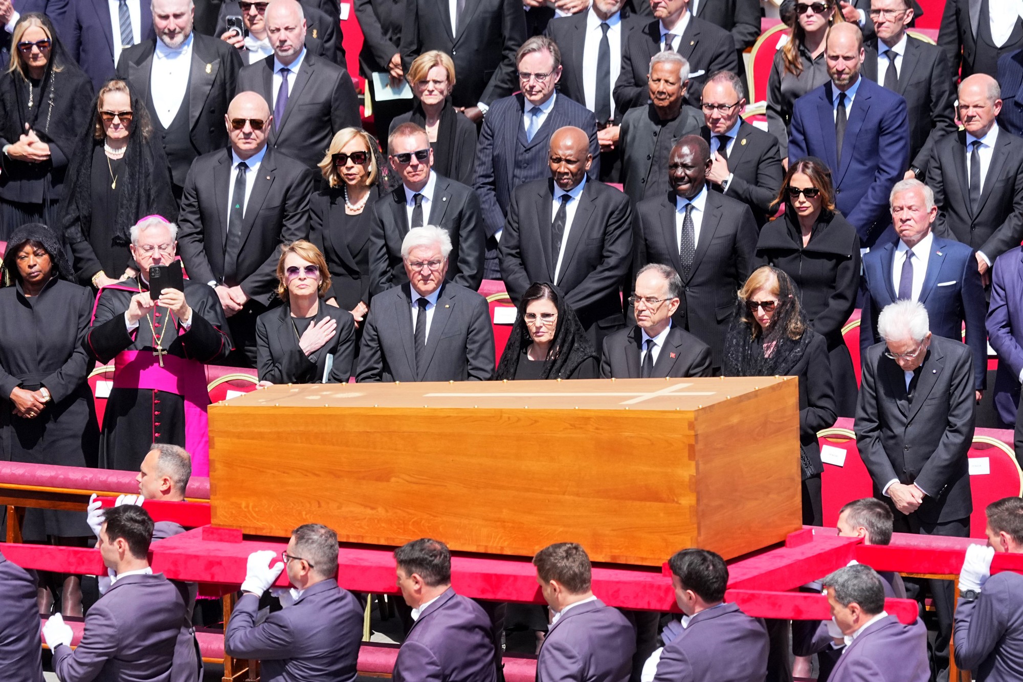 Princ z Walesu prišiel na pohreb v mene svojho otca, kráľa Karola III. 