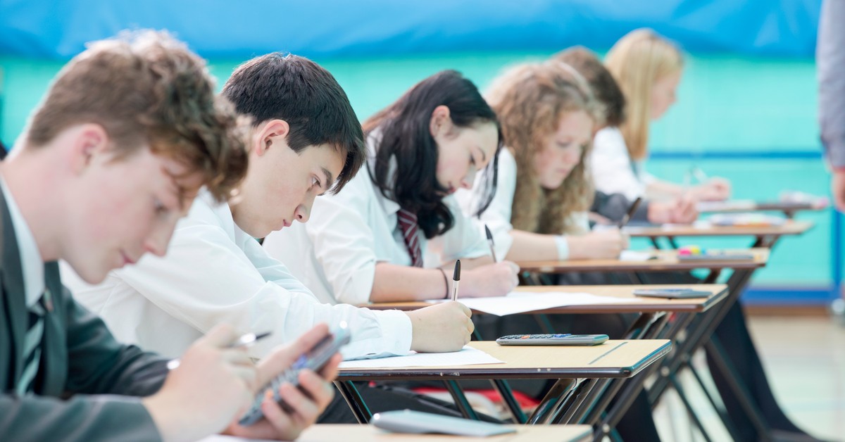 Wiadomo, ile "na rękę" zarabiają polscy studenci. Chcieliby dwa razy tyle [BADANIE]