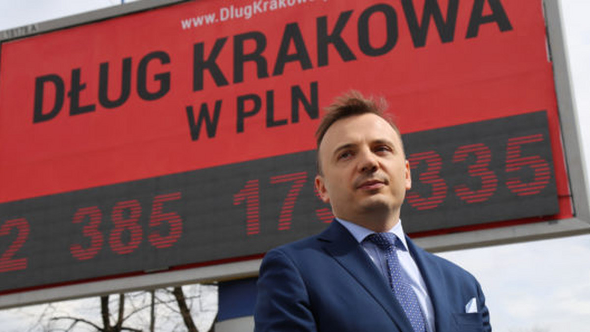 Licznik długu Krakowa, który w czwartek zawisł w centrum miasta pod dawnym hotelem Cracovia, został wyłączony po niespełna dniu działania. Zainstalowało go stowarzyszenie Logiczna Alternatywa, którego liderem jest Łukasz Gibała. Ten uważa, że to skandal i przekonuje, że licznik został wyłączony pod naciskiem prezydenta Jacka Majchrowskiego i krakowskich urzędników. Zdaniem władz miasta takie słowa to skandaliczne pomówienie.