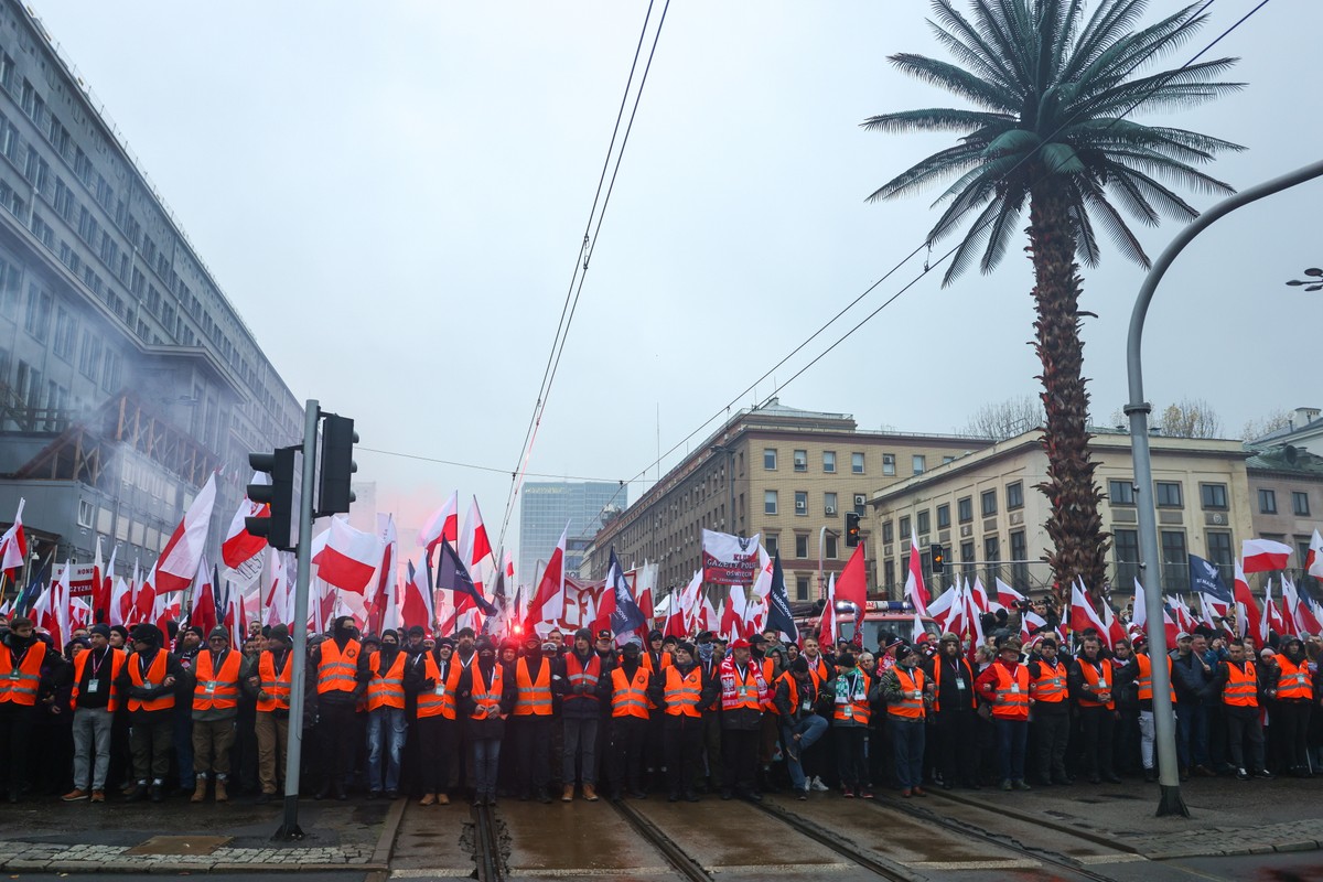 Rafał Trzaskowski: "Marsz Niepodległości na razie bez incydentów". Dołączył prezydent Nawrocki