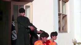 Sokkoló: gyerekek végezték ki az Iszlám Állam foglyait - videó 18+