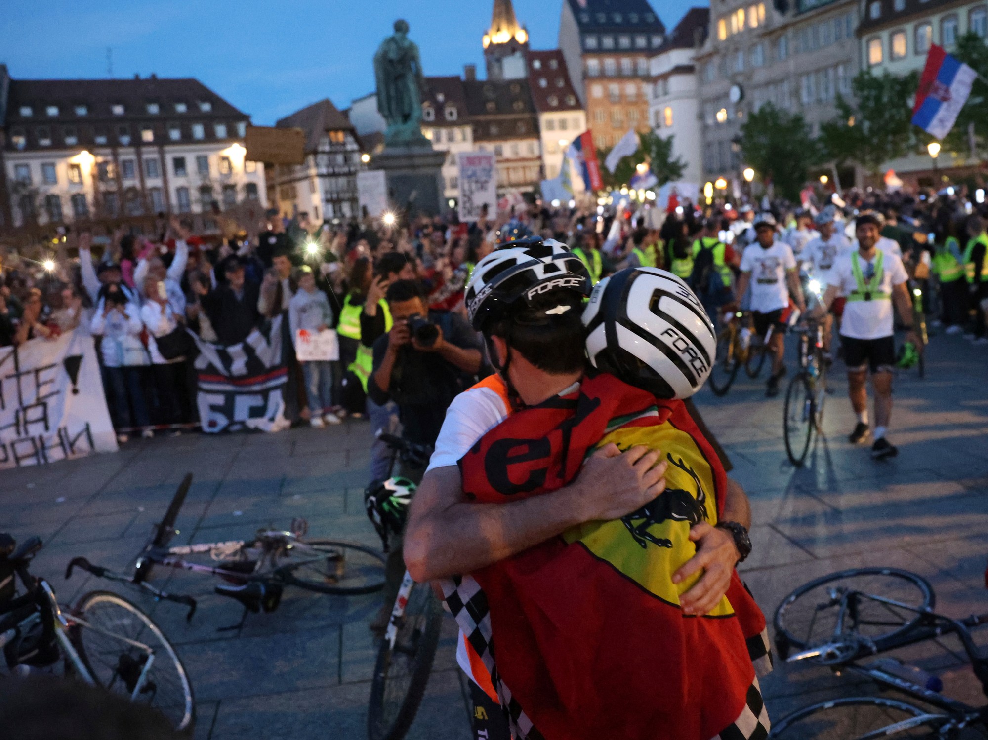 Srbskí študenti protestujúci proti vláde dorazili na bicykloch do Štrasburgu.