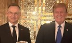 Złote, a skromne! Andrzej Duda i Donald Trump pozują z tajemniczymi przedmiotami. Jeden ma ważną symbolikę