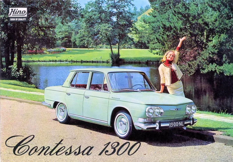 Zdjęcie fabryczne z prospektu reklamowego - model Hino Contessa 1300 wytwarzany w latach 1964-1967.