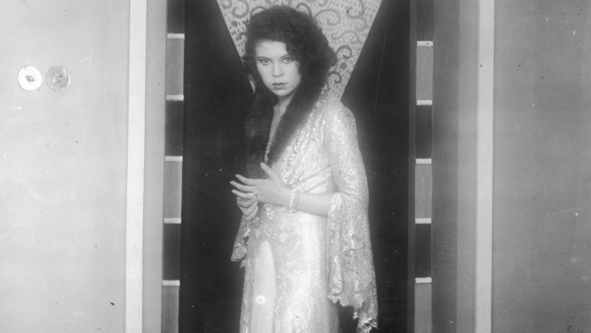 Nora Ney w filmie "Serce na ulicy" (1930)