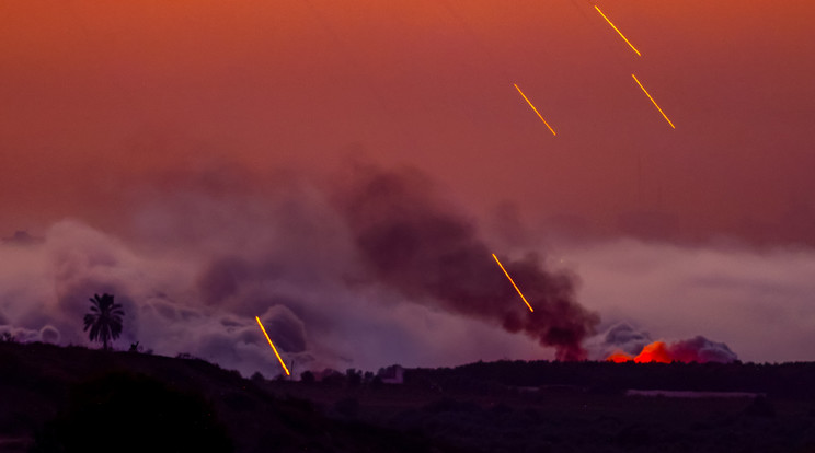 Az izraeli hadsereg légicsapást mér a Gázai övezet északi részére 2023. október 29-én./Fotó: MTI/EPA/Hannibal Hanschke