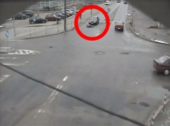 Kamera nagrała dziecko wbiegające pod koła