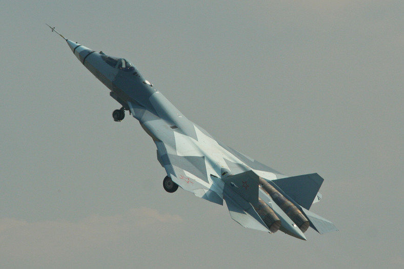 Suchoj T-50 (PAK FA) "52 blue" podczas pokazów na stulecie rosyjskich Sił