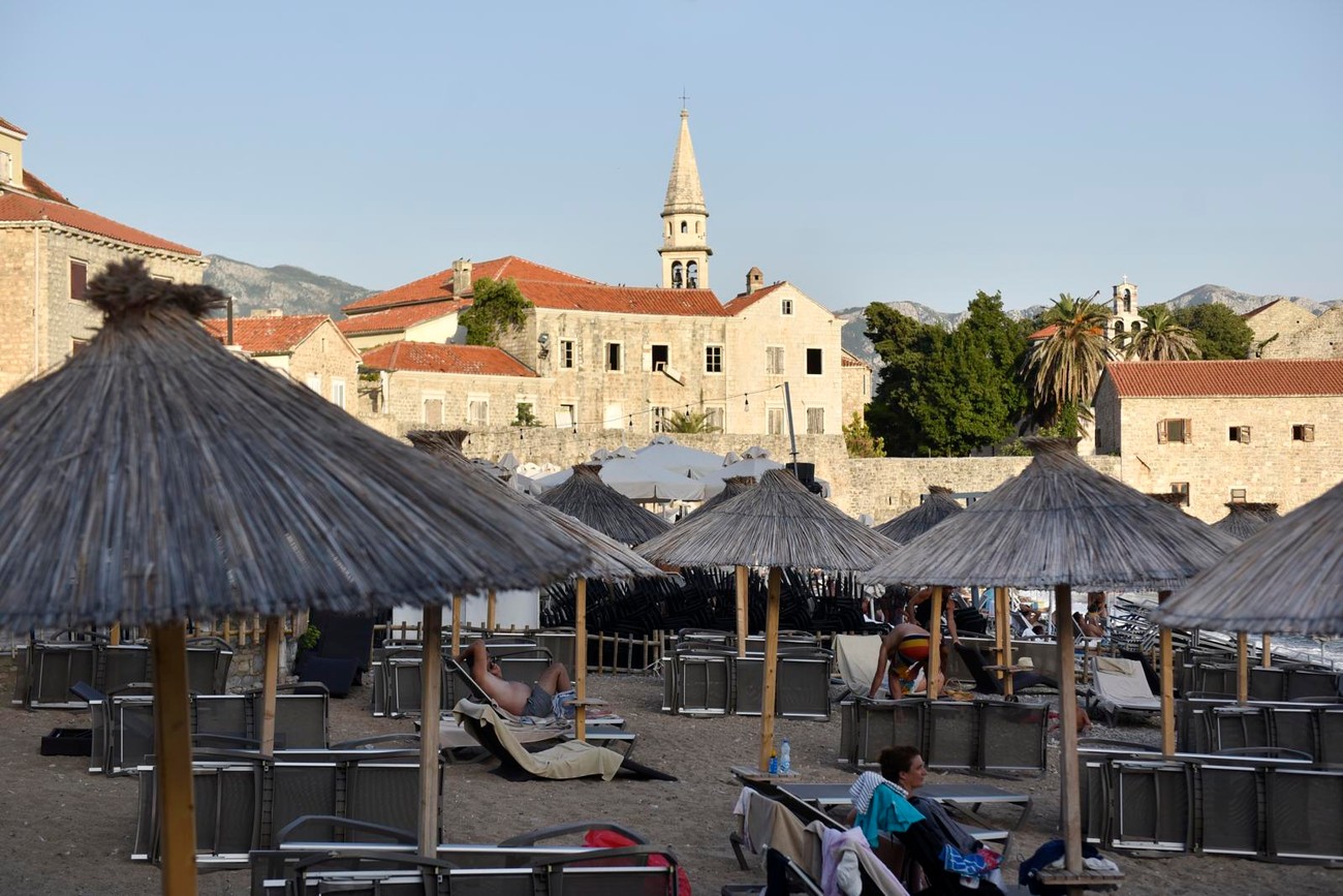 &#34;Ako ne rezervišete unapred, smeštaja nema!&#34; Krenete li sada u Crnu Goru &#34;na bum&#34; skupo će da vas košta, evo i koliko