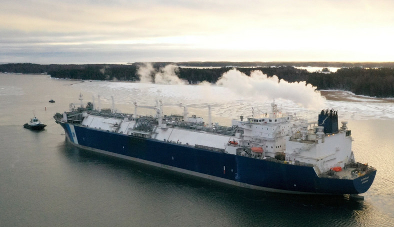 Pływający terminal na skroplony gaz przypłynął do Helsinek. Został on wyczarterowany przez Finlandię, by ograniczyć import gazu z Rosji, 2022 r.