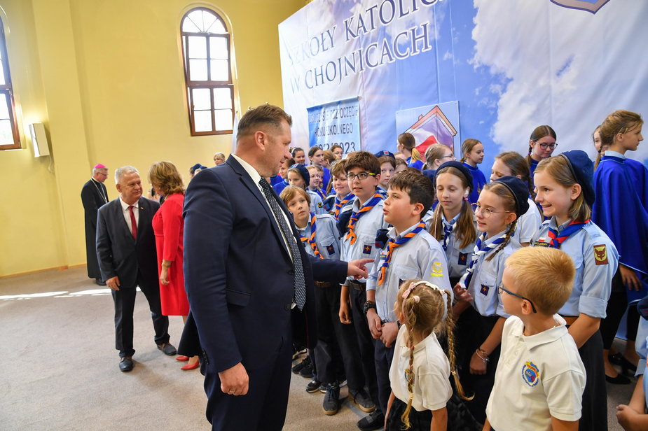Uczniowie z Zespołu Szkół Katolickich w Chojnicach podczas wizyty ministra edukacji i nauki, 1 września 2022 r
