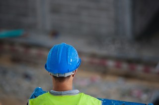 Bezpieczeństwo na budowie. Prawomocne skazanie kierownika budowy. Skutki finansowe i kary