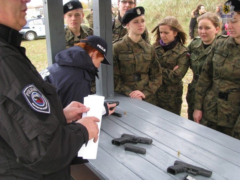 Uczniowie z klasy mundurowej liceum w Lęborku mieli zajęcia na wojskowej strzelnicy