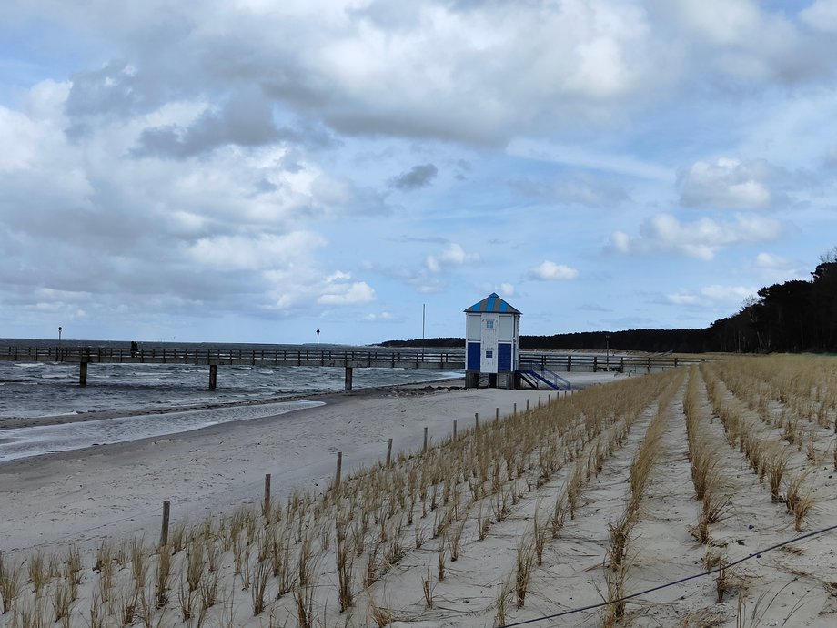 Plaża i molo w Lubminie