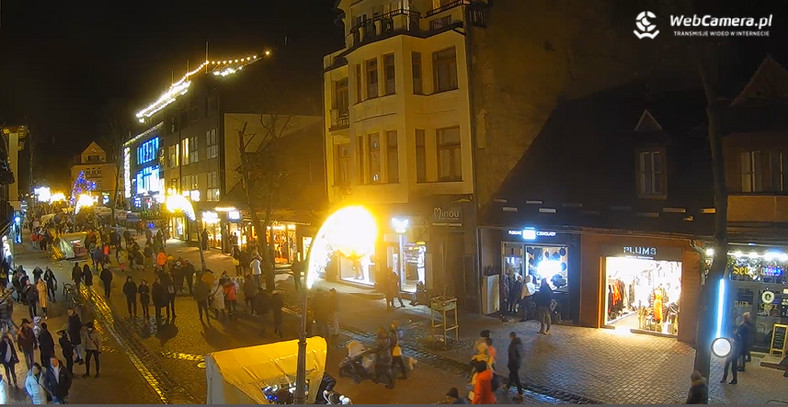 Turyści podczas świątecznego wypoczynku w Zakopanem. Widok z WebCamera.pl z 26.12.2022 r., godzina 19.12