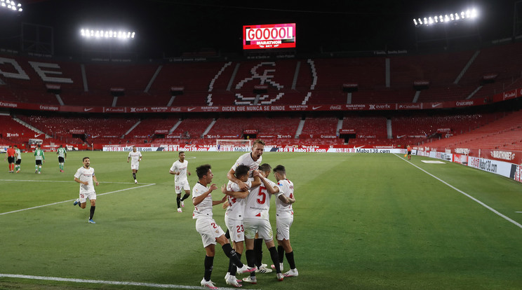 A Sevilla nézők nélküli meccsen győzte le 2-0-ra a Betist a járvány miatti szünet lezárása után/ Fotó: EPA - Jose Manuel Vidal 