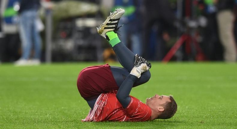 Manuel Neuer warms up before Bayern Munich's Champions League game against PSV Eindhoven in Eindhoven on November 1, 2016