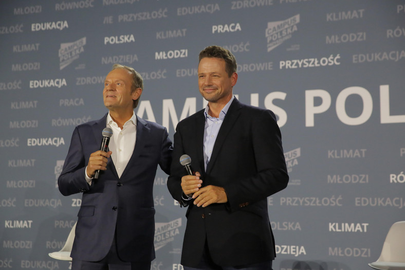 Prezydent Warszawy Rafał Trzaskowski (P) oraz lider Platformy Obywatelskiej Donald Tusk (L) na uroczystym otwarciu wydarzenia "Campus Polska Przyszłości" w 2021 r.