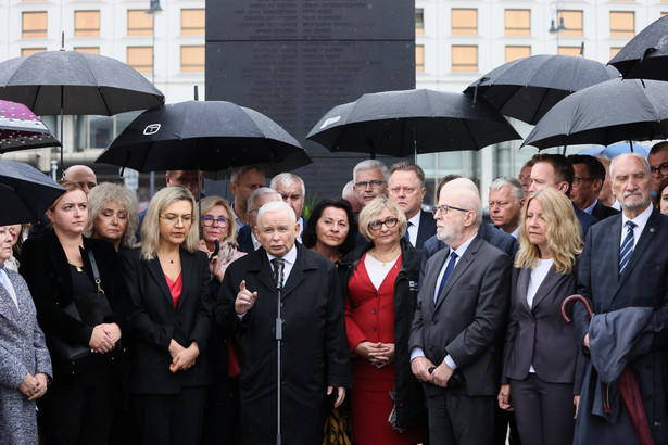 Jarosław Kaczyński pod pomnikiem smoleńskim